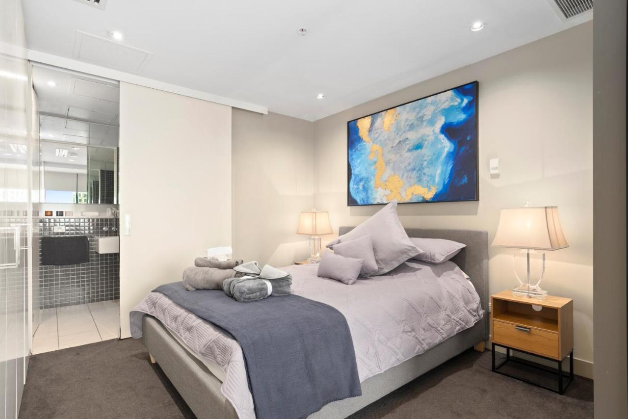 Apartment Sophisticated Designer W River & Views