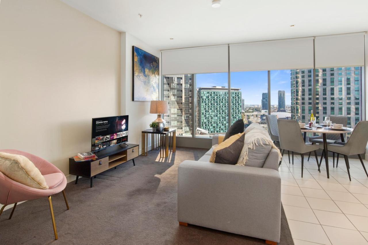 Sophisticated Designer W River & Views Apartment