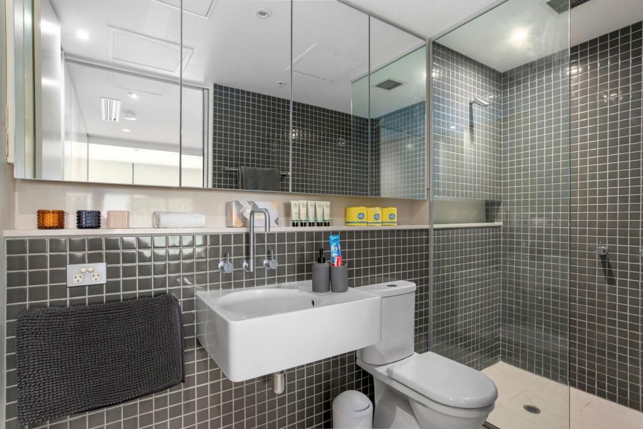 Sophisticated Designer W River & Views Apartment