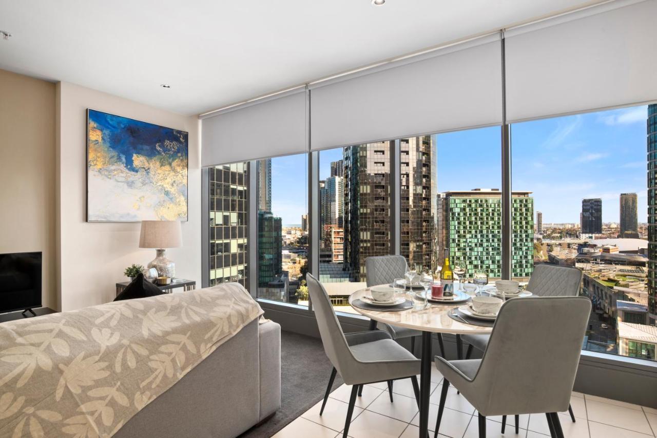 Sophisticated Designer W River & Views Apartment Melbourne