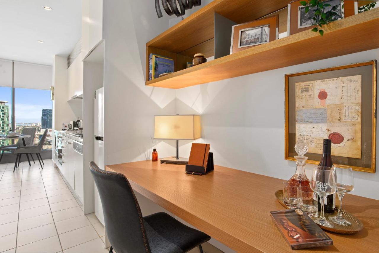 Sophisticated Designer W River & Views Melbourne