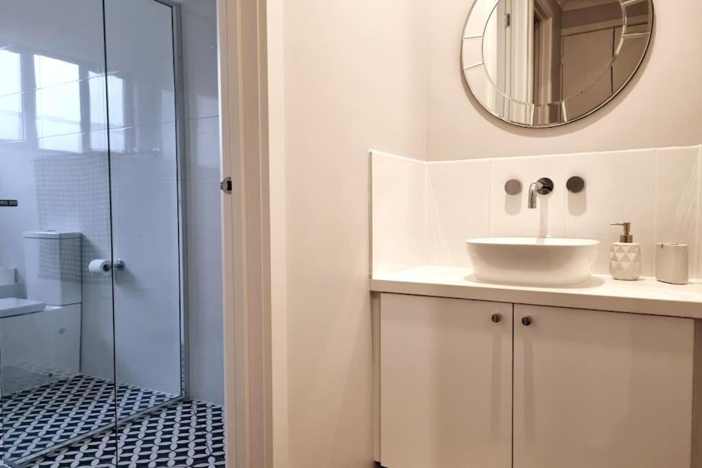 Spacious Modern - St Kilda East *