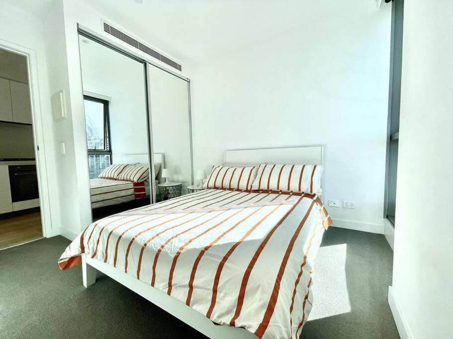 1 Bedroom Modern Near Crown And Cbd Apartment