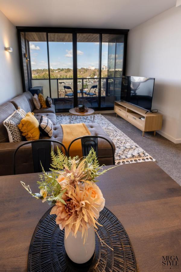 Mega Style Flinders St Apartment *