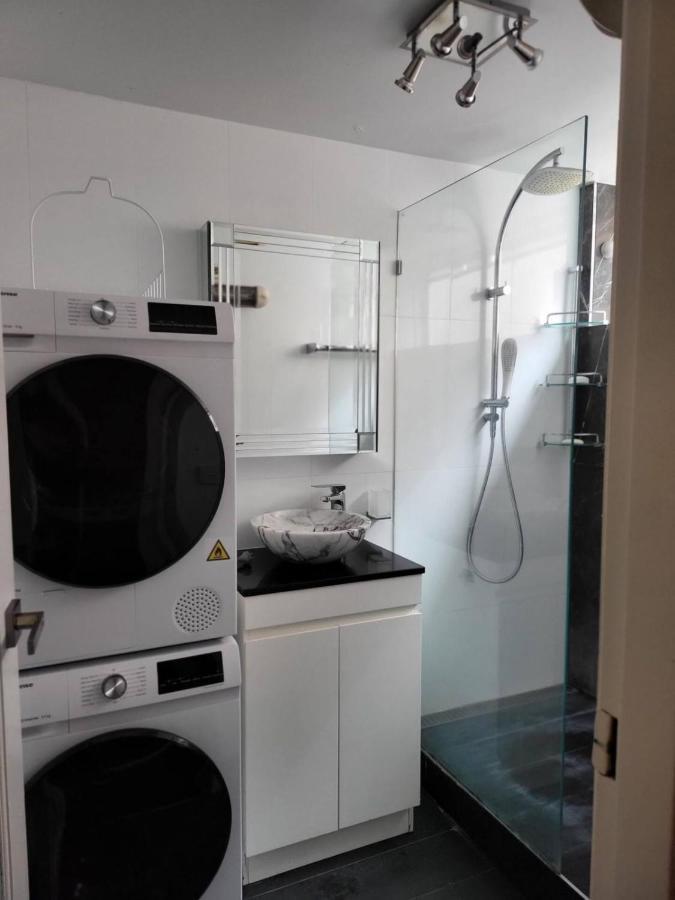 Homely 1 Bedroom Retreat In South Yarra With Balcony