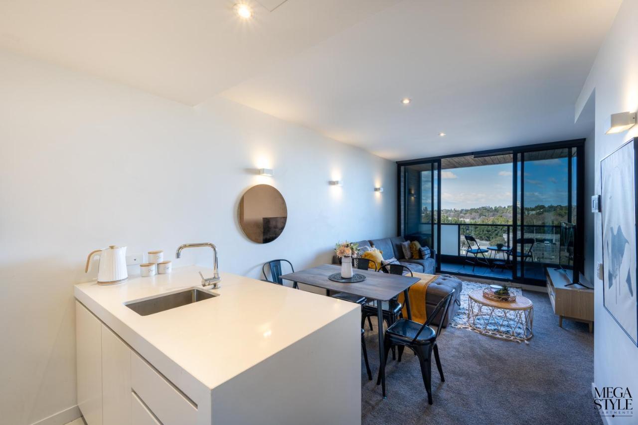Mega Style Flinders St Apartment
