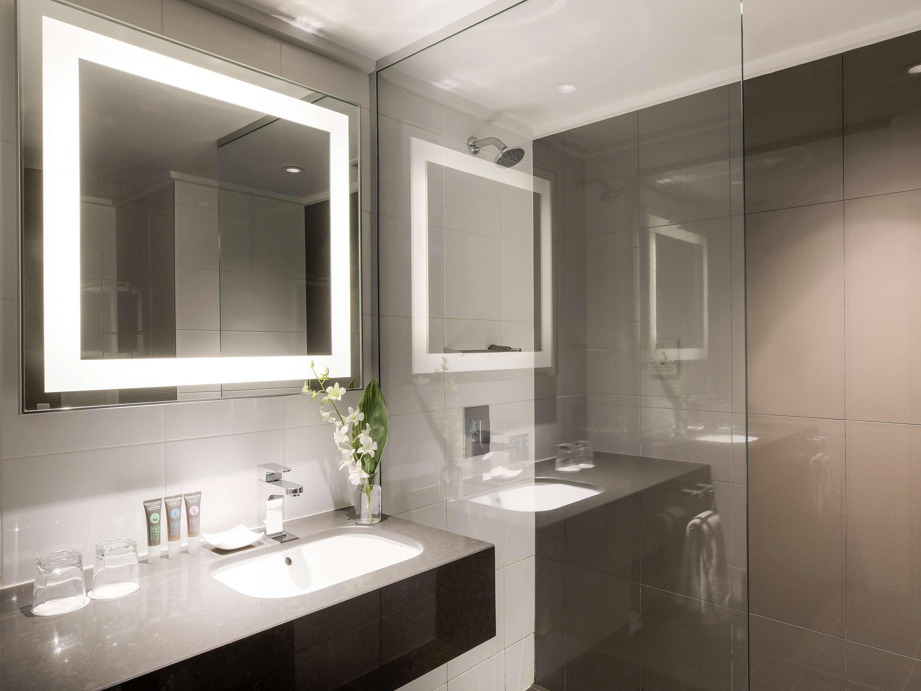 Hotel Novotel On Collins 4*
