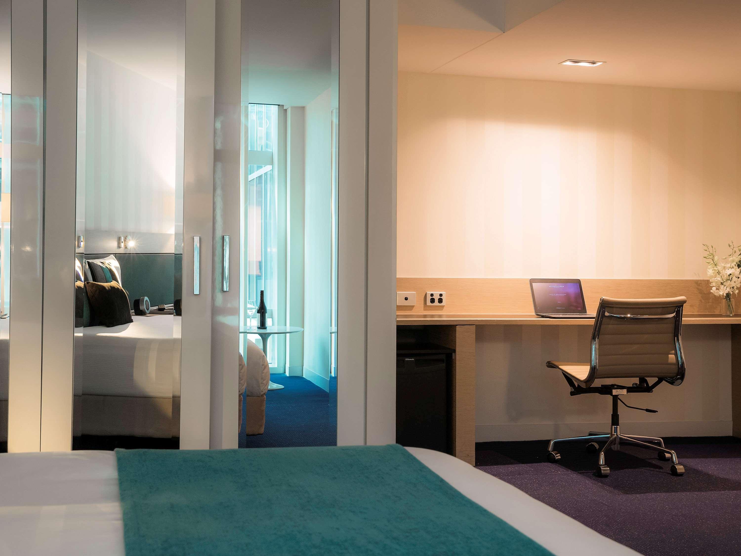 Novotel On Collins 4*