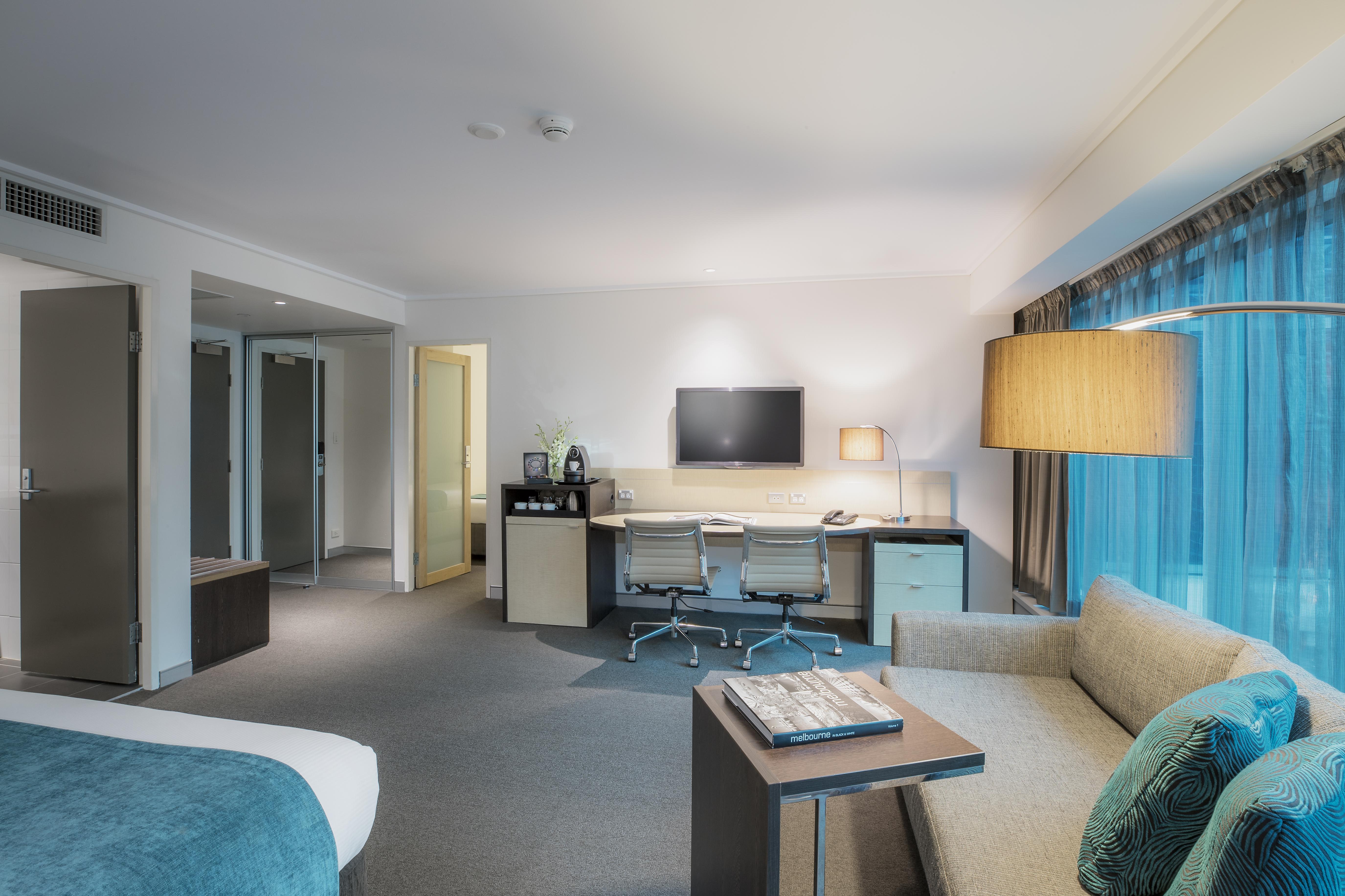 Novotel On Collins 4*