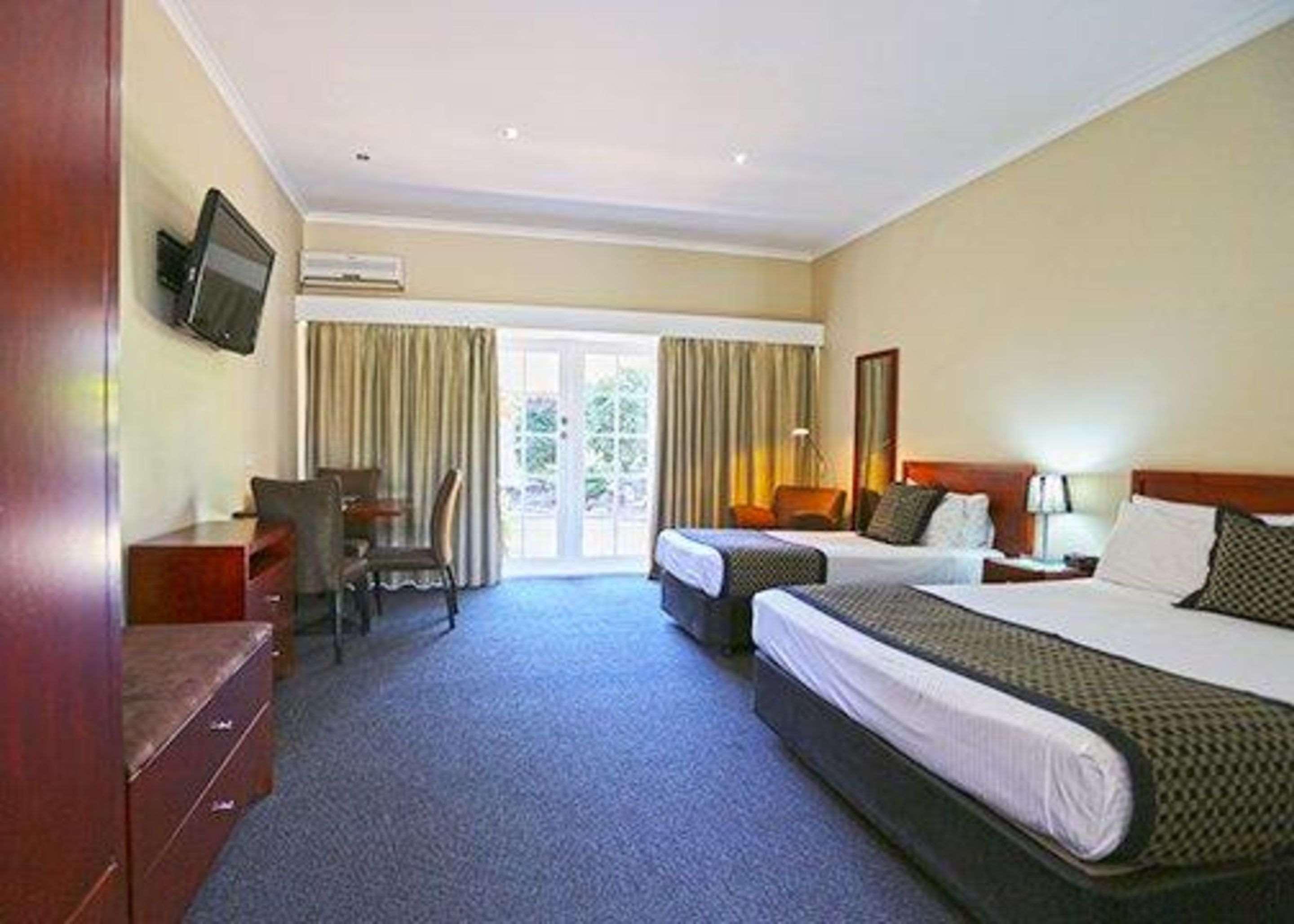 Hotel Quality Airport 3*