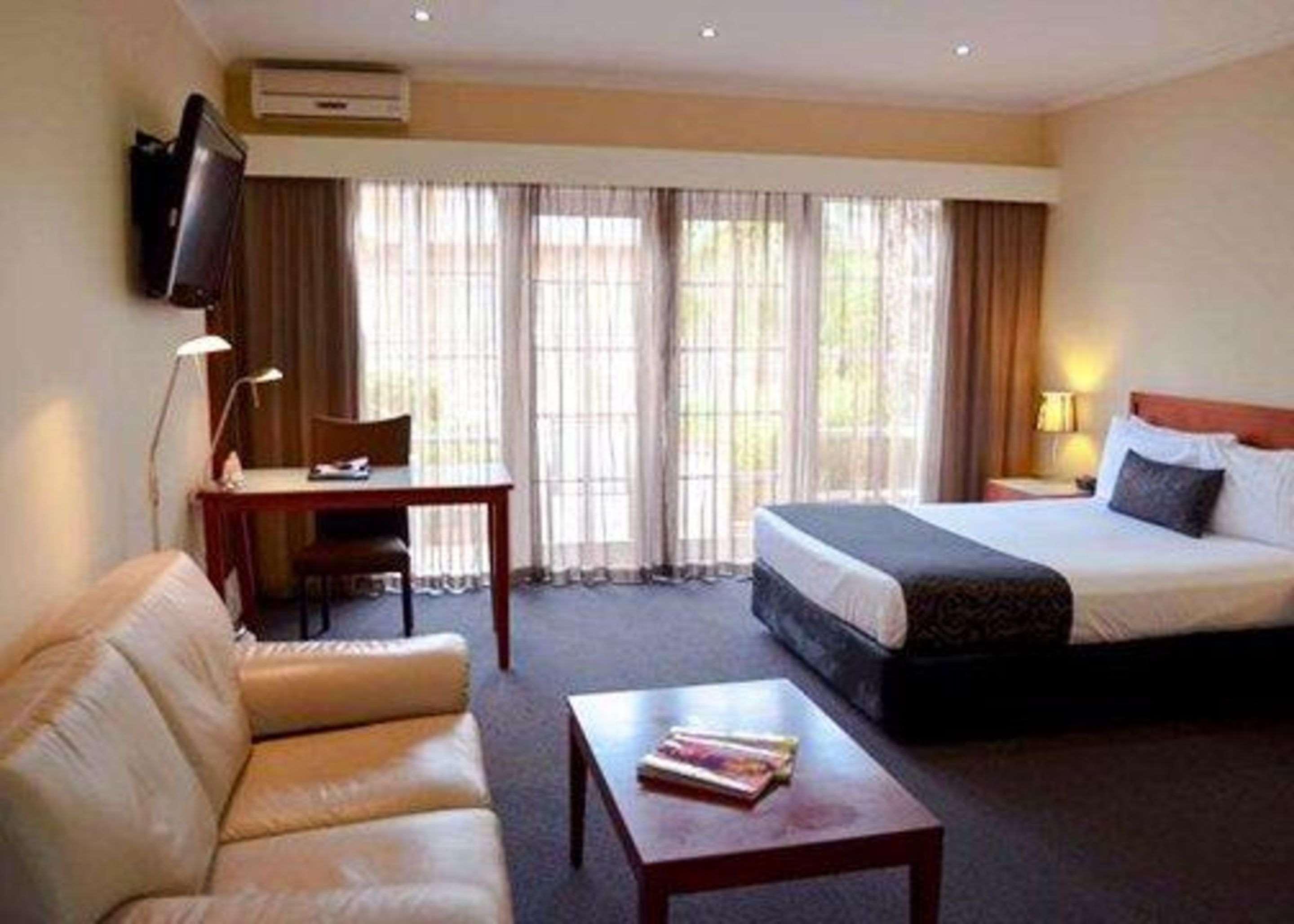Quality Airport Hotel 3*