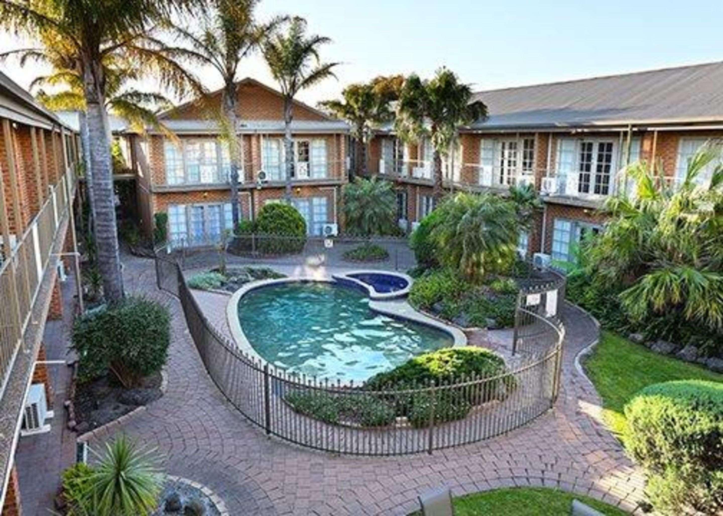 Quality Airport Hotel 3*