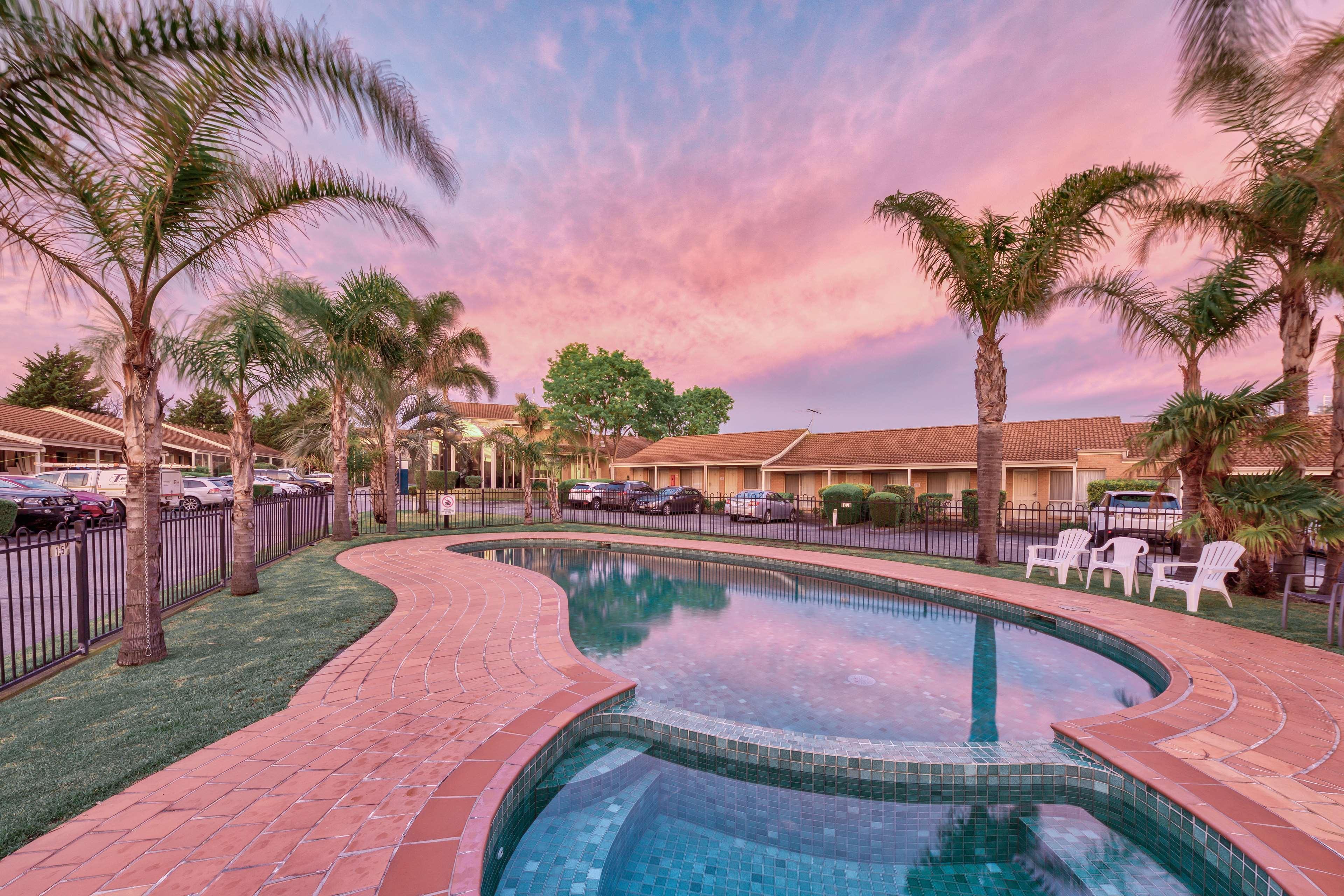 Western Airport Motel 4*