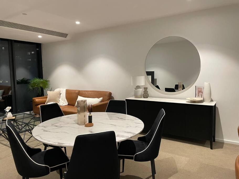 Modern 3 Bedroom In Southbank Apartment