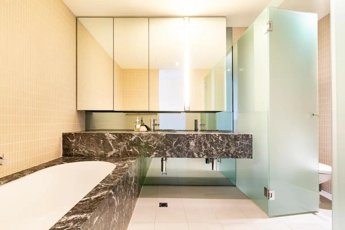 Luxury Beachside Apartment *