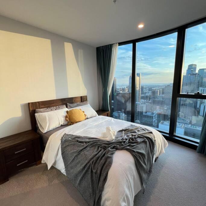 Panoramic Cbd Views In The Heart Of Melbourne