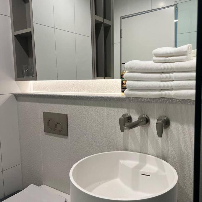 Panoramic Cbd Views In The Heart Of Apartment *