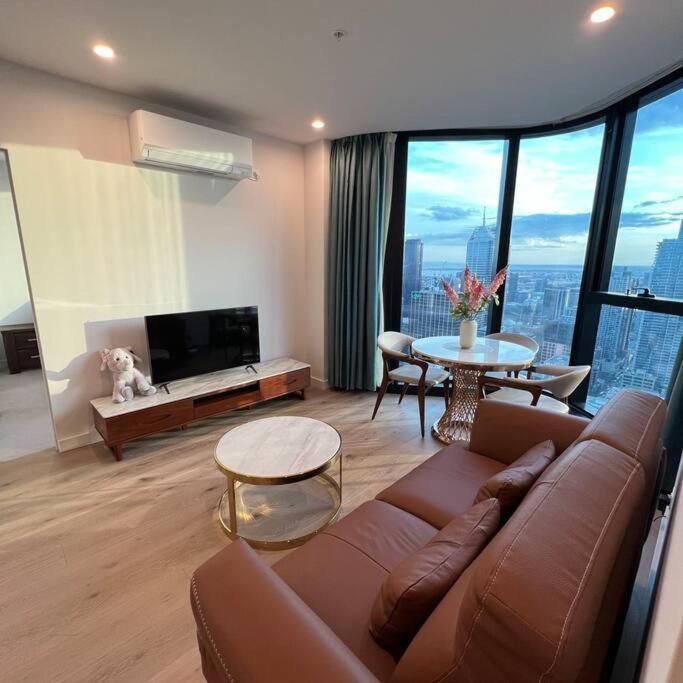 Panoramic Cbd Views In The Heart Of Apartment *