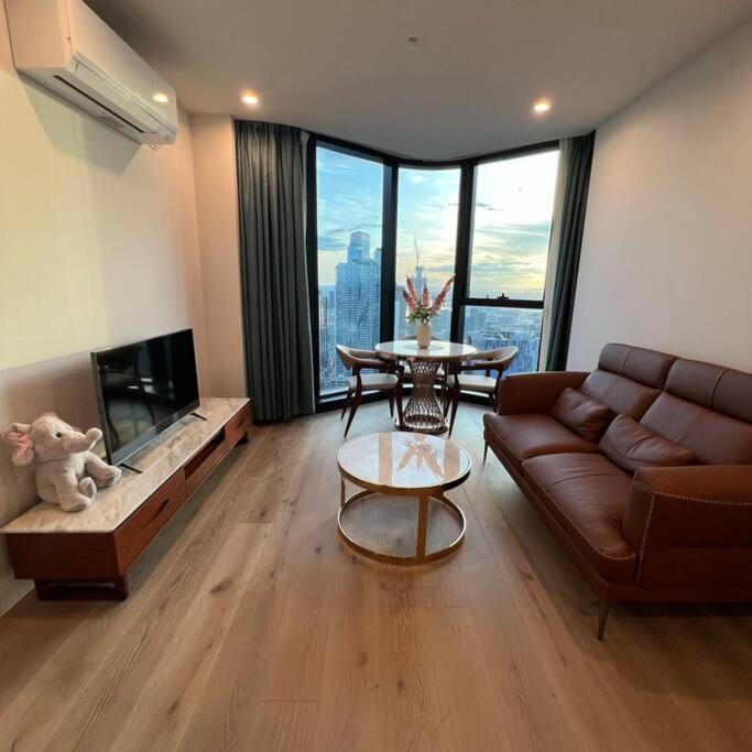 Panoramic Cbd Views In The Heart Of Apartment