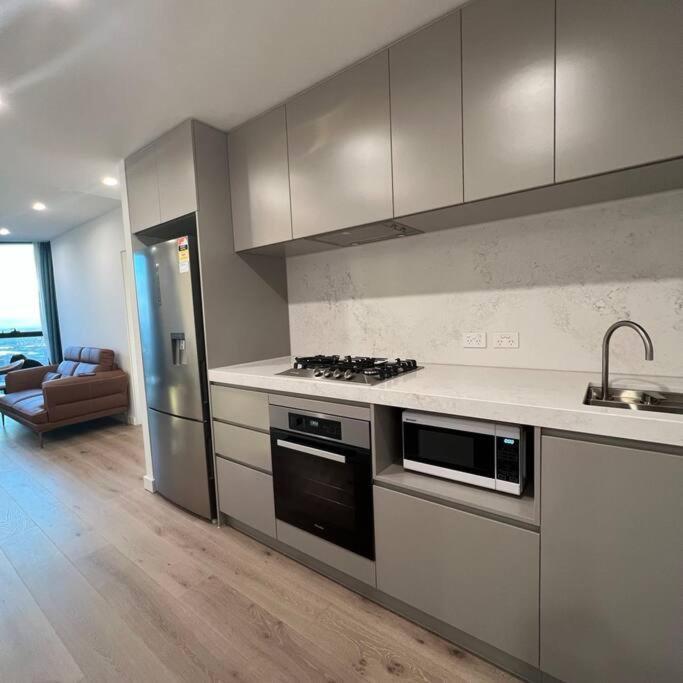 Panoramic Cbd Views In The Heart Of Apartment