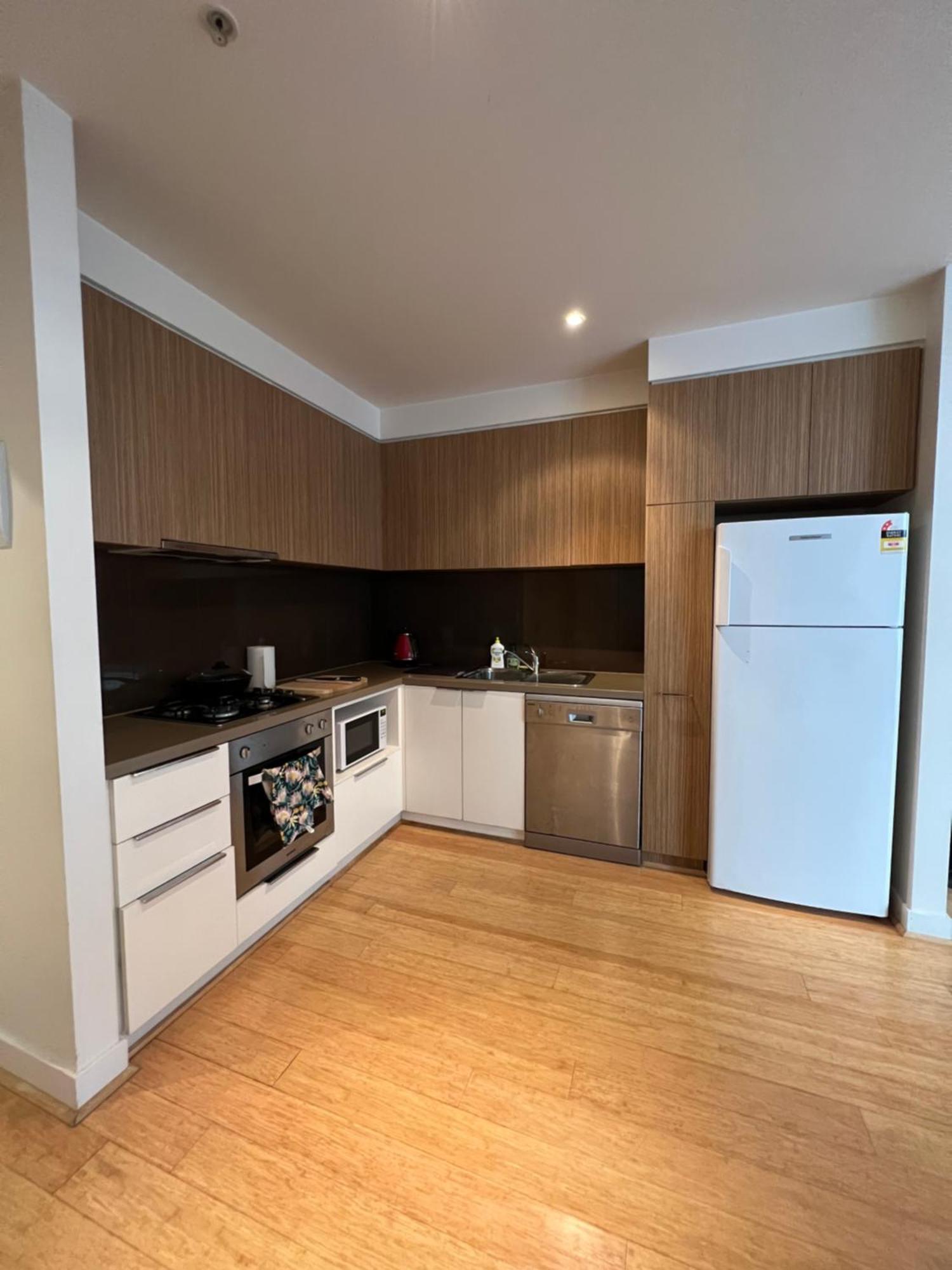 Beachside Sunshine Lifestyle-great Price-entire Aprt At Port Melbourne