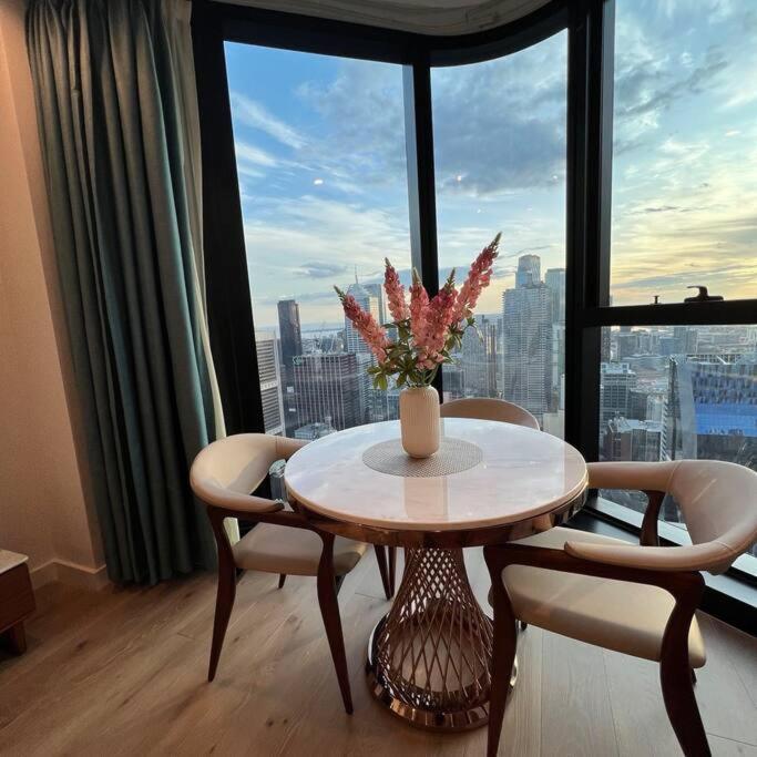 Panoramic Cbd Views In The Heart Of Melbourne