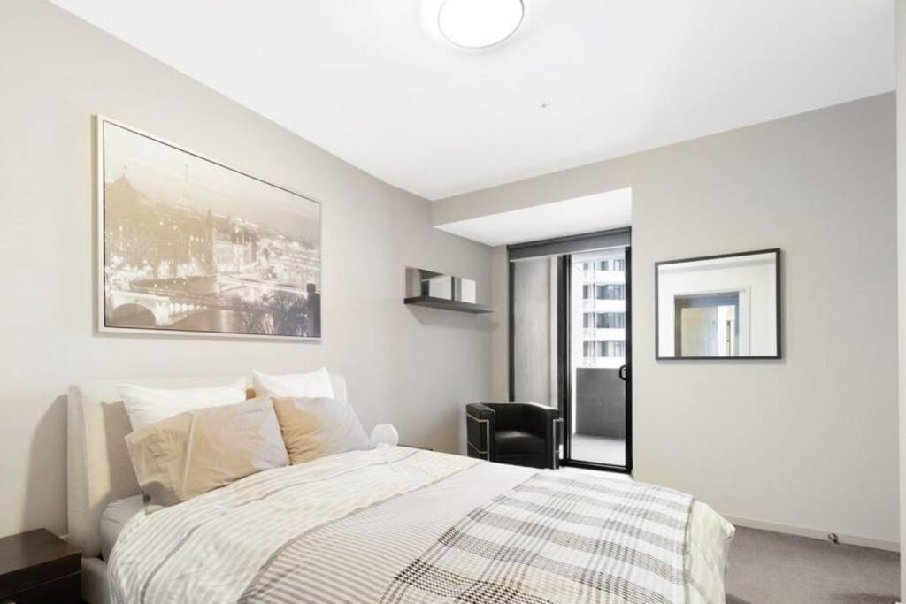 Lifestyle 2bed, 2bath Apartment, Parking & Pool Apartment Melbourne