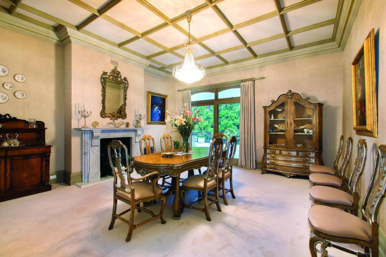 Light Filled Grand Family With Return Veranda