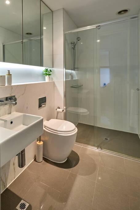 Beautiful 2 Bedroom With Private Rooftop *
