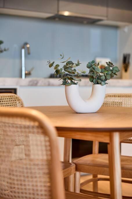 Beautiful 2 Bedroom With Private Rooftop * Melbourne