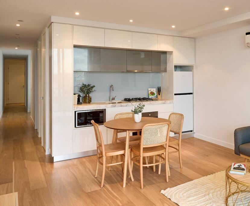 Beautiful 2 Bedroom With Private Rooftop Apartment Melbourne