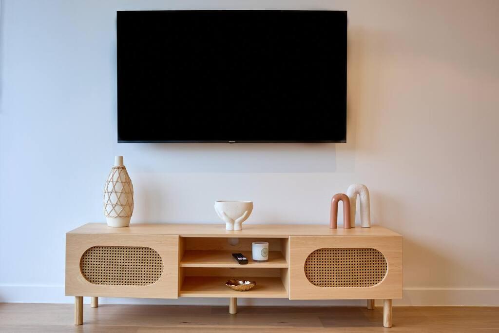 Beautiful 2 Bedroom With Private Rooftop Apartment *