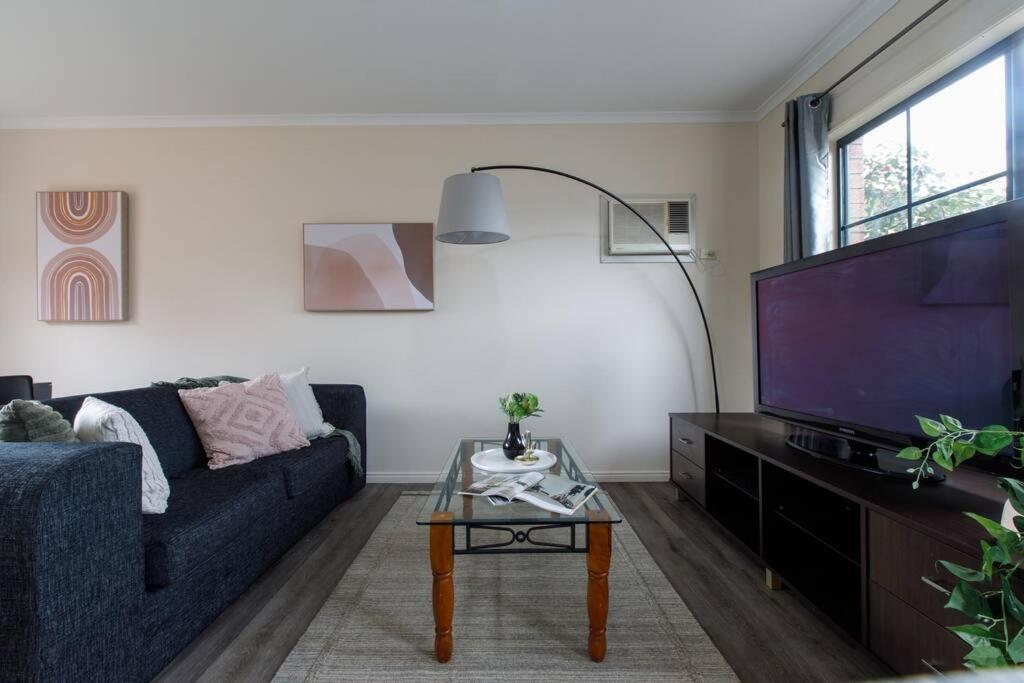 Heart Of Mckinnon Units By Ready Set Host * Melbourne