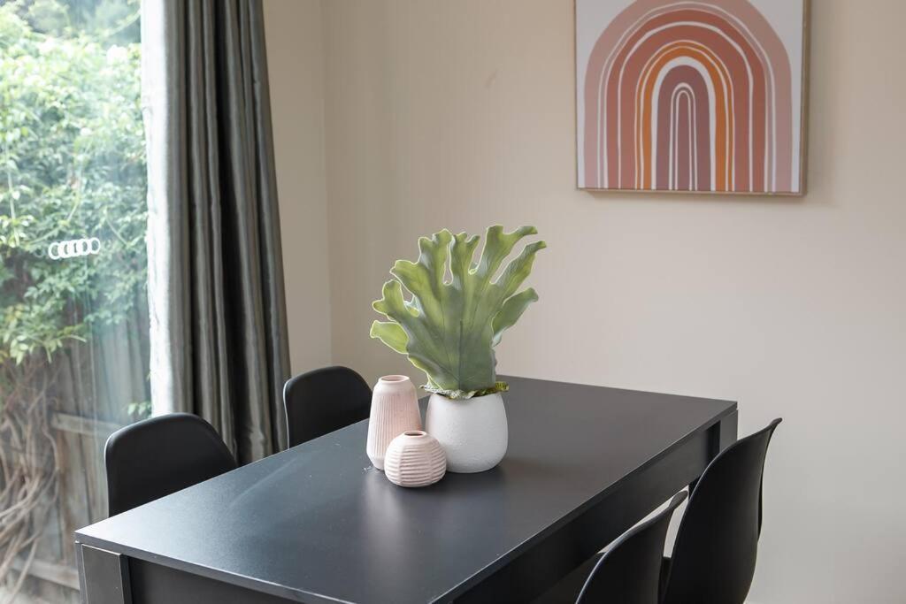 Heart Of Mckinnon Units By Ready Set Host Holiday home *