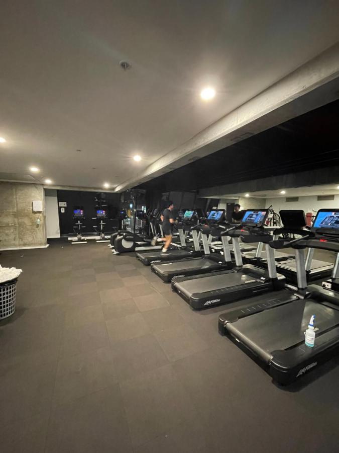 Super Luxury 2 Bedroom Well Furnished With Marvellous Views Convenient Location 1 Free Parking Apartment *