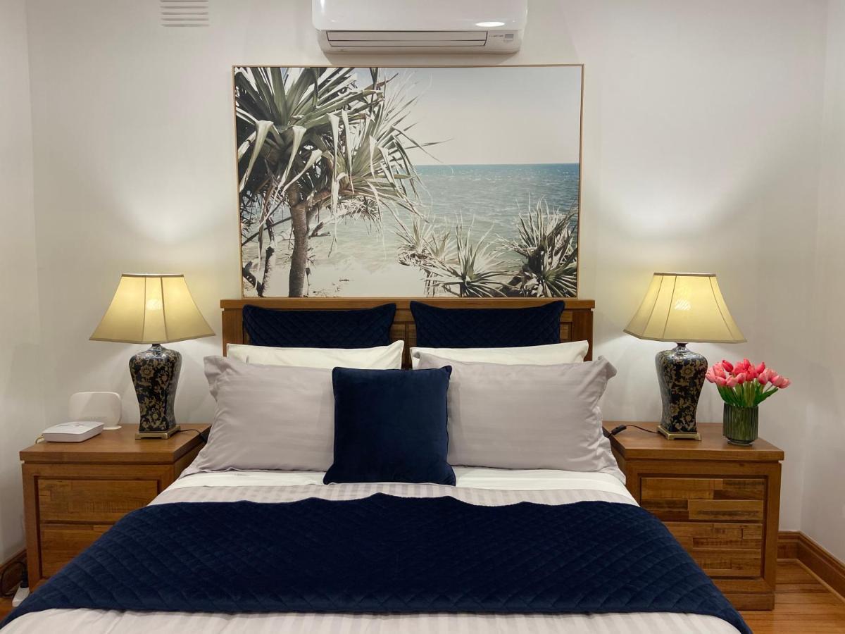 Style/comfort/spacious 4 Bedroom House Study Holiday home *