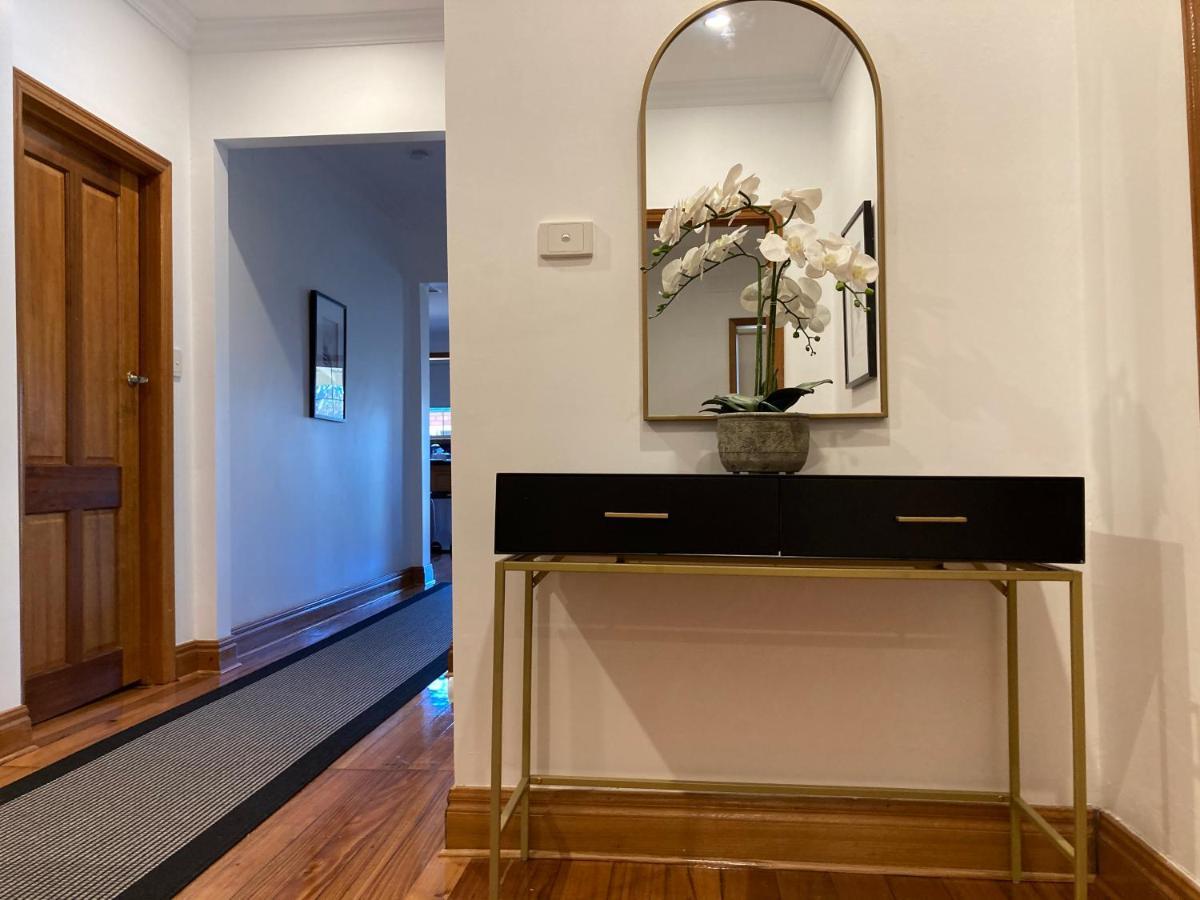 Style/comfort/spacious 4 Bedroom House Study Holiday home Melbourne