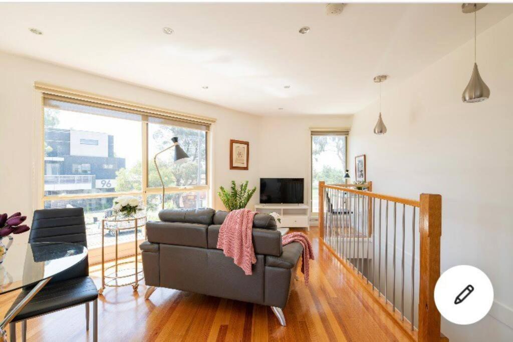 Apartment Design/bright/cosy Townhouse Between Airport &city