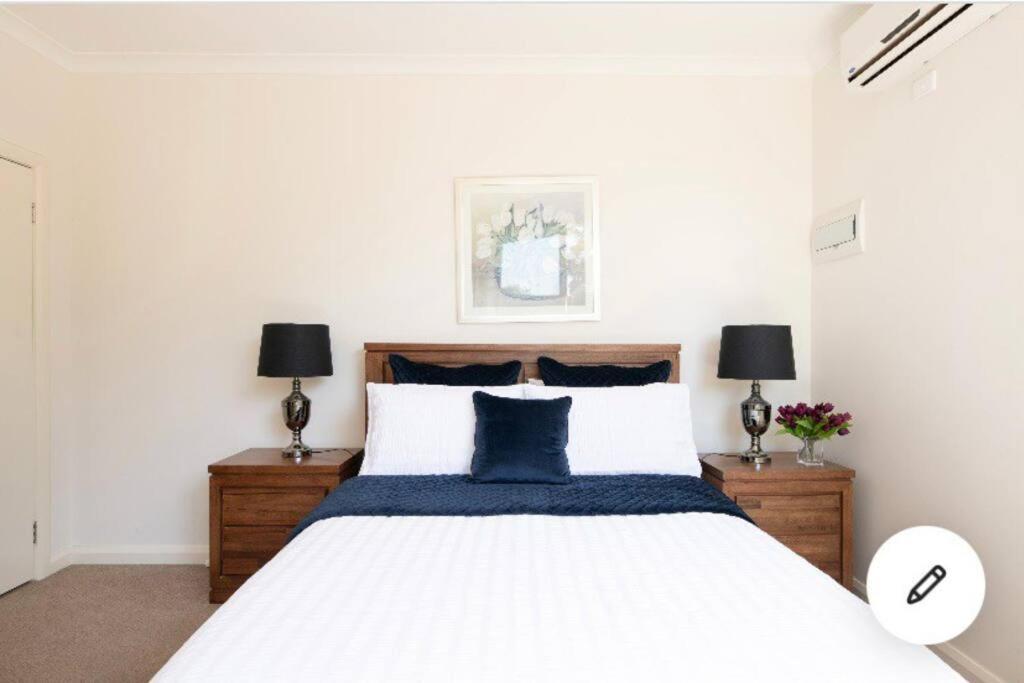 Design/bright/cosy Townhouse Between Airport &city *