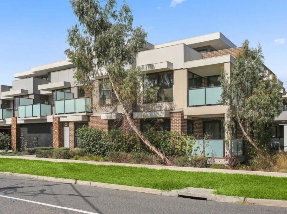 Boutique Heidelberg Heights 2br 105 Apartment