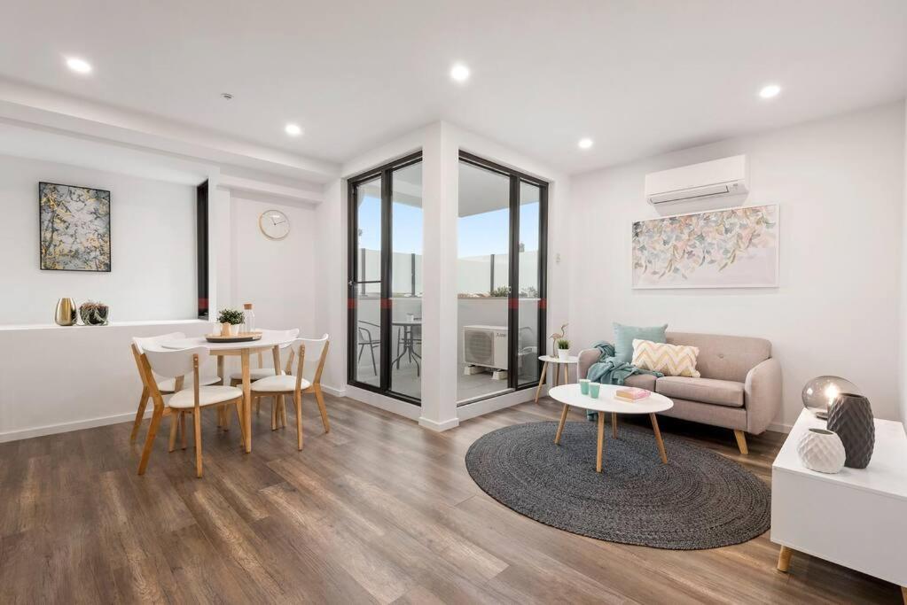 Boutique Heidelberg Heights 2br 105 Apartment *