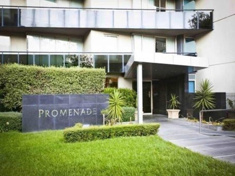 Skyline Views With Swimming Pool! Apartment Melbourne