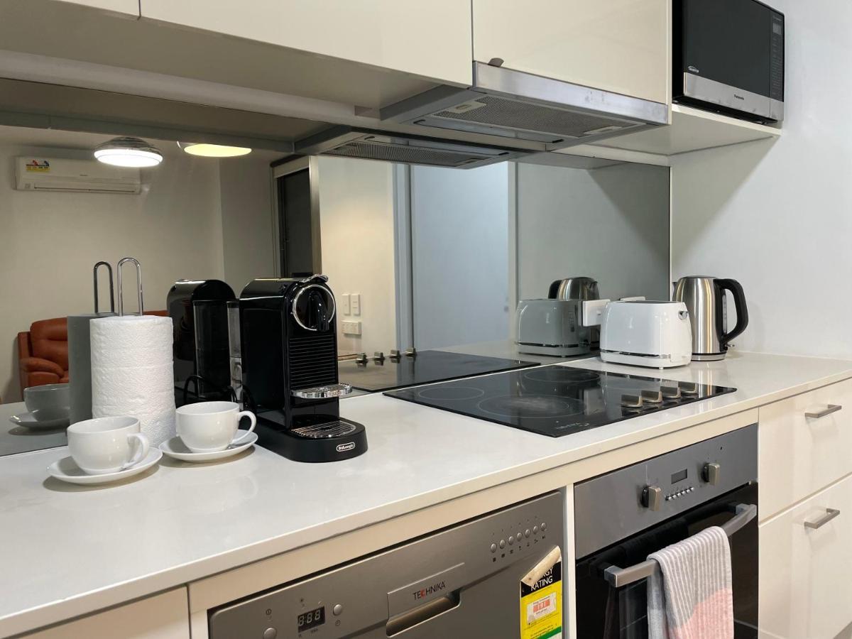 Super Luxury 2 Bedroom Well Furnished With Marvellous Views Convenient Location 1 Free Parking Apartment *