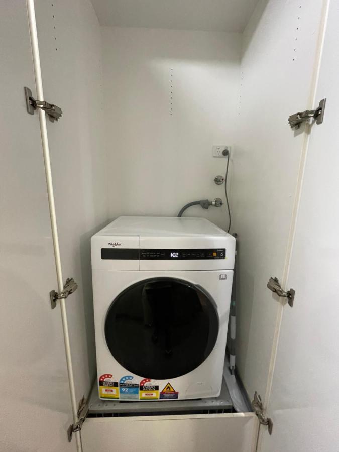 Super Luxury 2 Bedroom Well Furnished With Marvellous Views Convenient Location 1 Free Parking * Melbourne