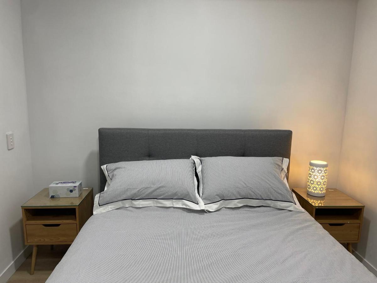 Super Luxury 2 Bedroom Well Furnished With Marvellous Views Convenient Location 1 Free Parking Apartment
