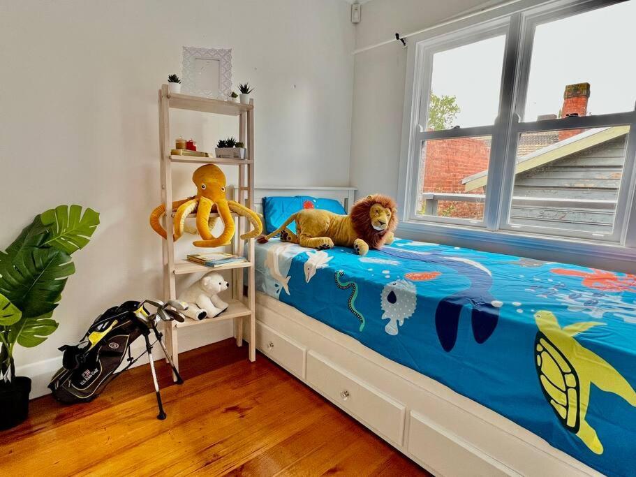Charming King Beds Period With Amazing Rumpus And Outdoor Chimnea In Inner East Villa Melbourne