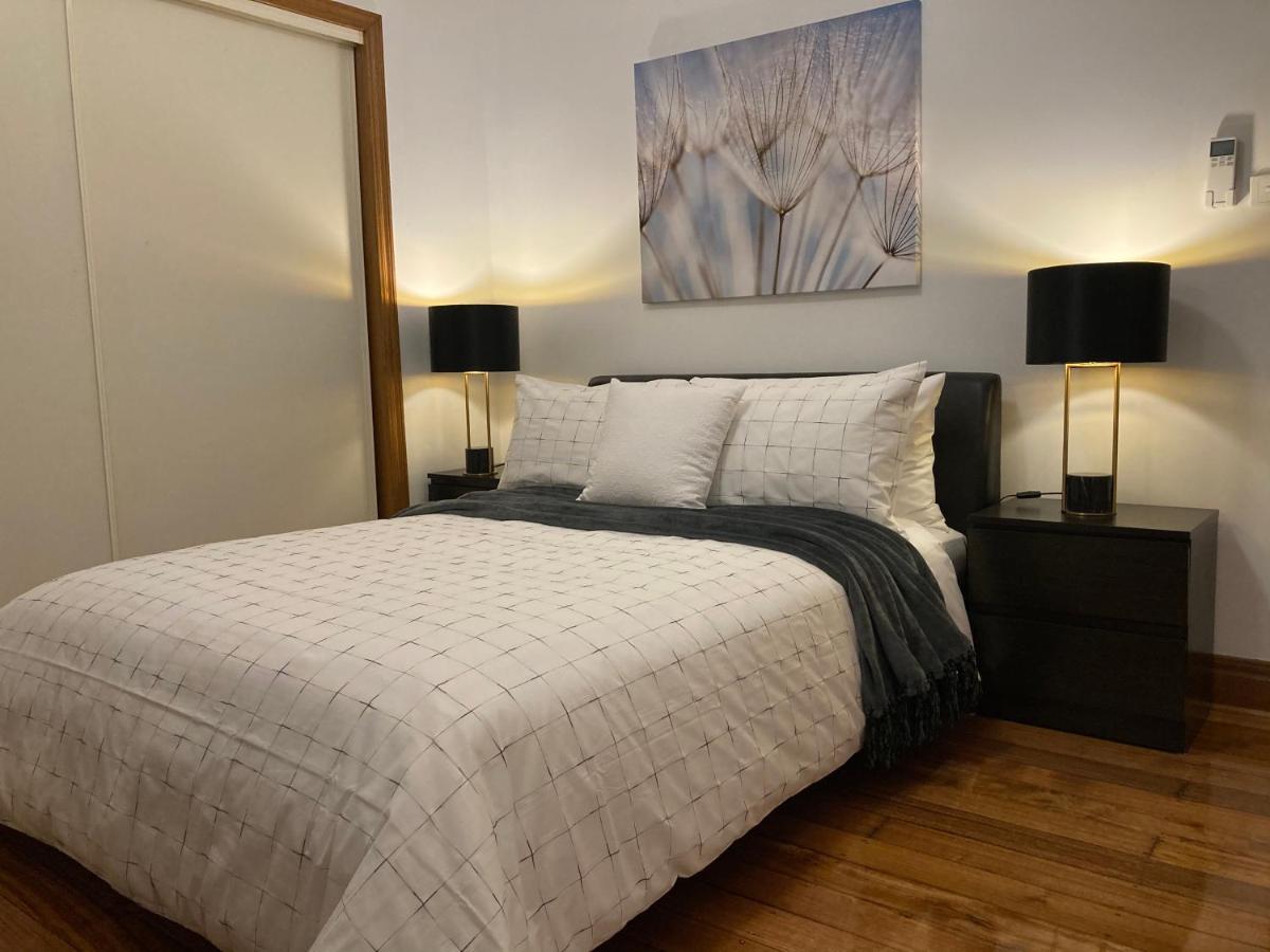 Style/comfort/spacious 4 Bedroom House Study Holiday home Melbourne