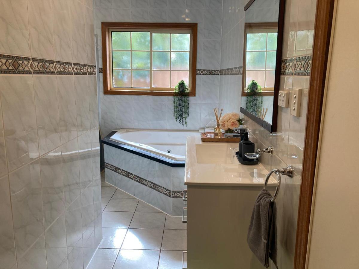 Style/comfort/spacious 4 Bedroom House Study * Melbourne