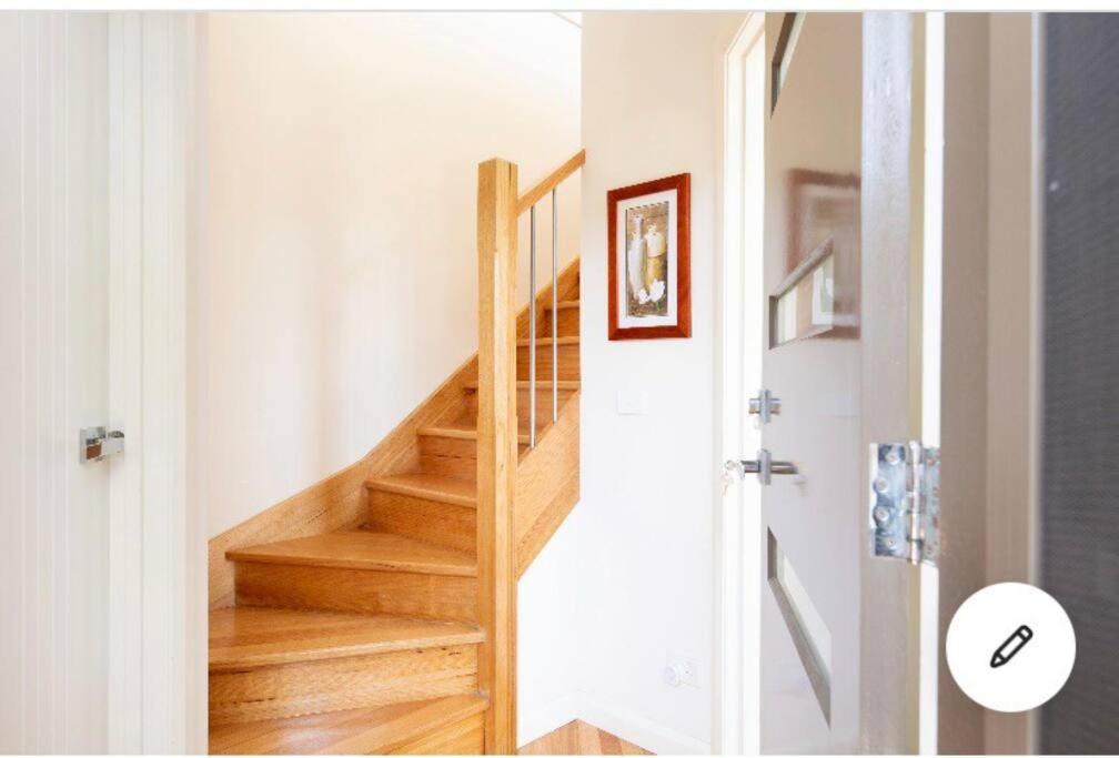 Design/bright/cosy Townhouse Between Airport &city
