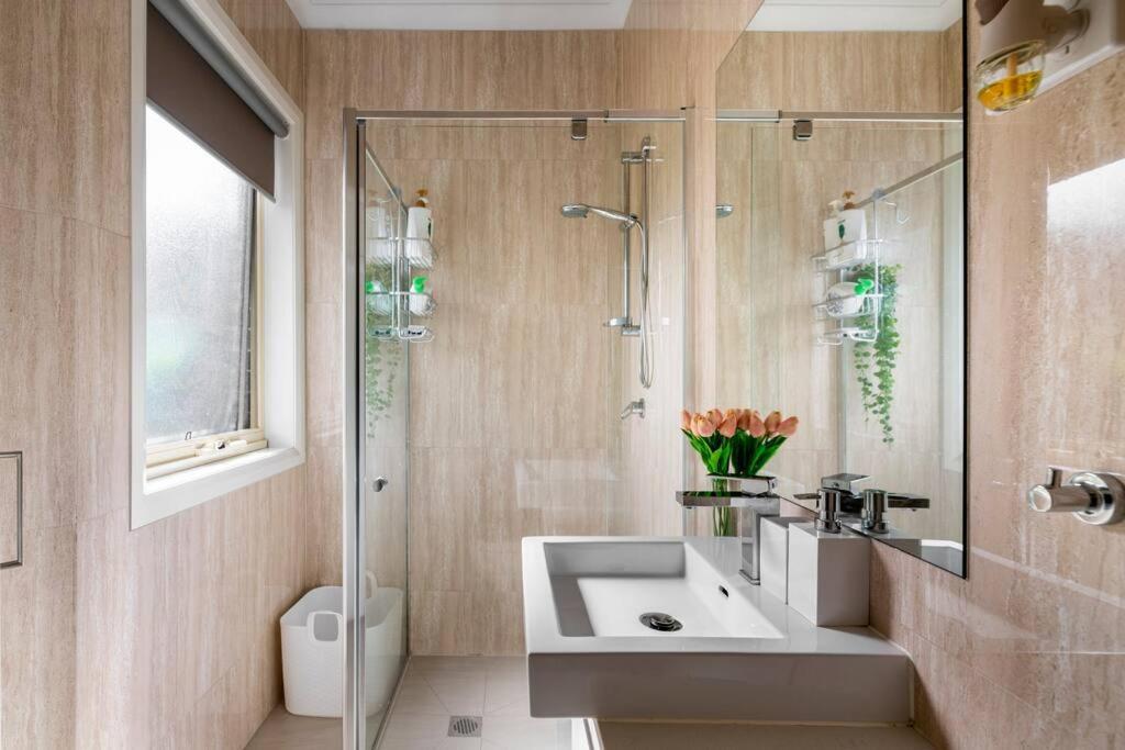 Design/bright/cosy Townhouse Between Airport &city Apartment